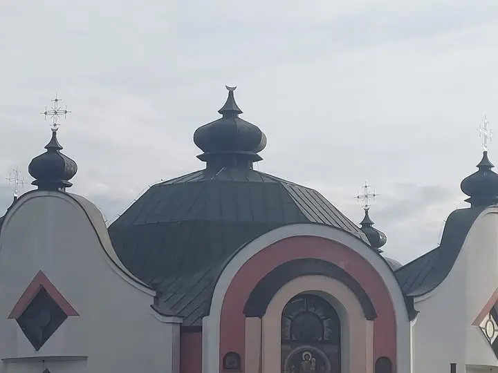 У Польщі зрізали хрест з української церкви, посольство України вимагає дій