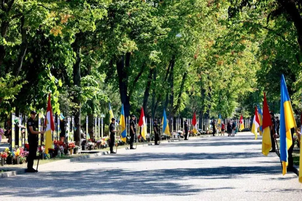 В Одесі на Алеї Героїв увічнили ще 82 імені загиблих воїнів