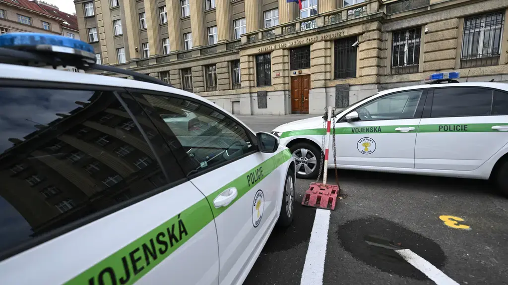Посадовця Міноборони Чехії усунули з посади через зберігання секретної інформації в телефоні
