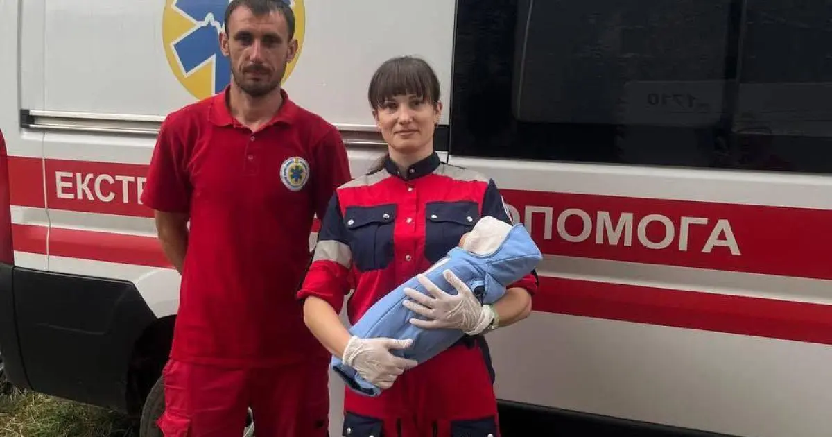 У день свята в автівці "швидкої" на Харківщині народилося немовля