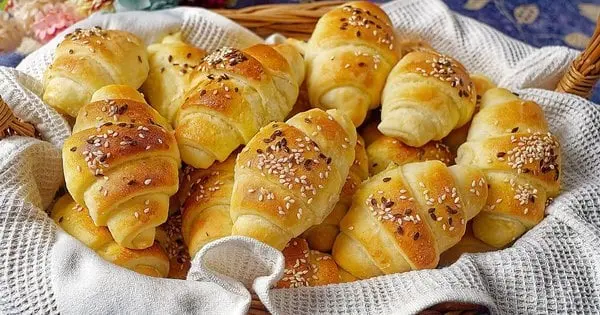 Рогалики з вишнями. Рецепт дня