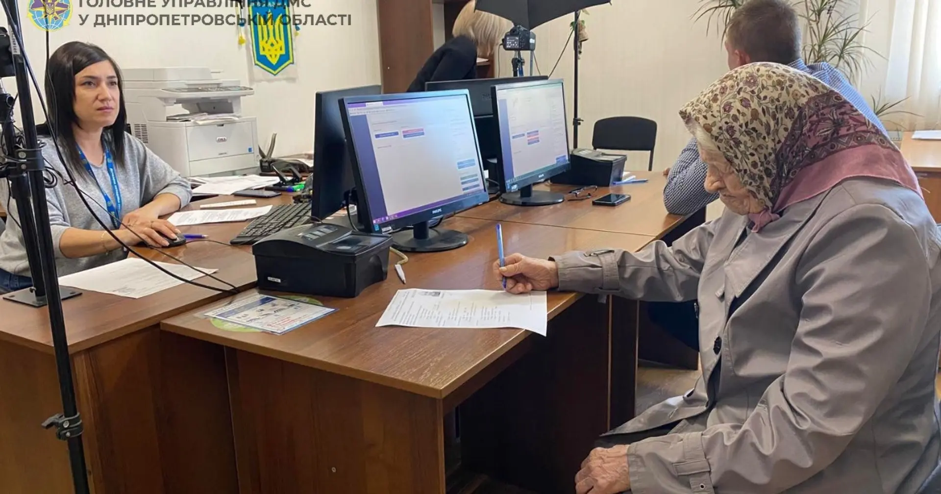 Їде у Німеччину до родичів: 101-річна жителька Дніпропетровщини отримала закордонний паспорт