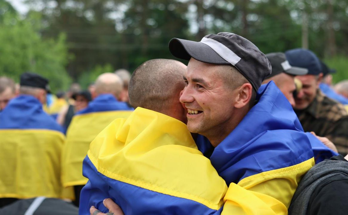 Додому повернулися 303 українських захисники: відбувся третій за тиждень обмін військовополоненими. ФОТО, ВІДЕО