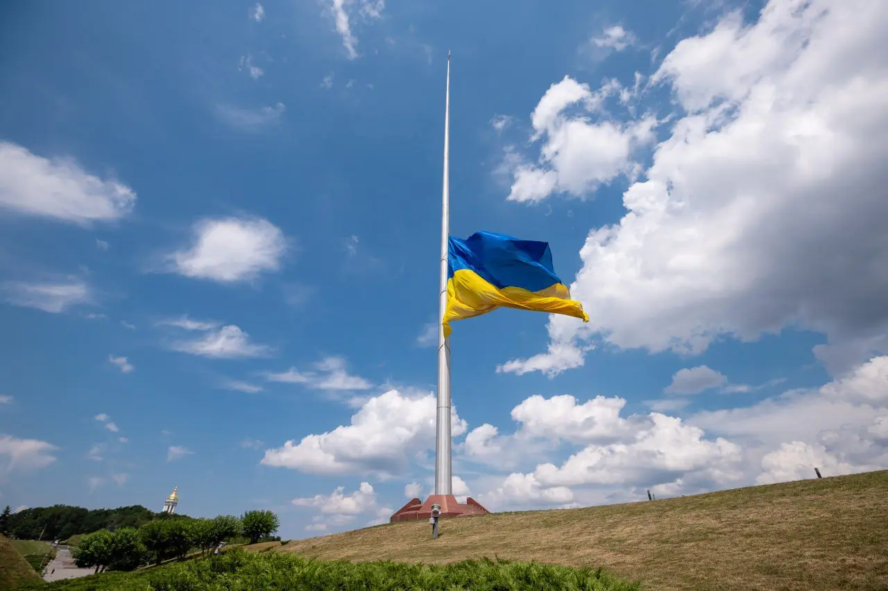 Найбільший прапор України знімуть через погіршення погодних умов