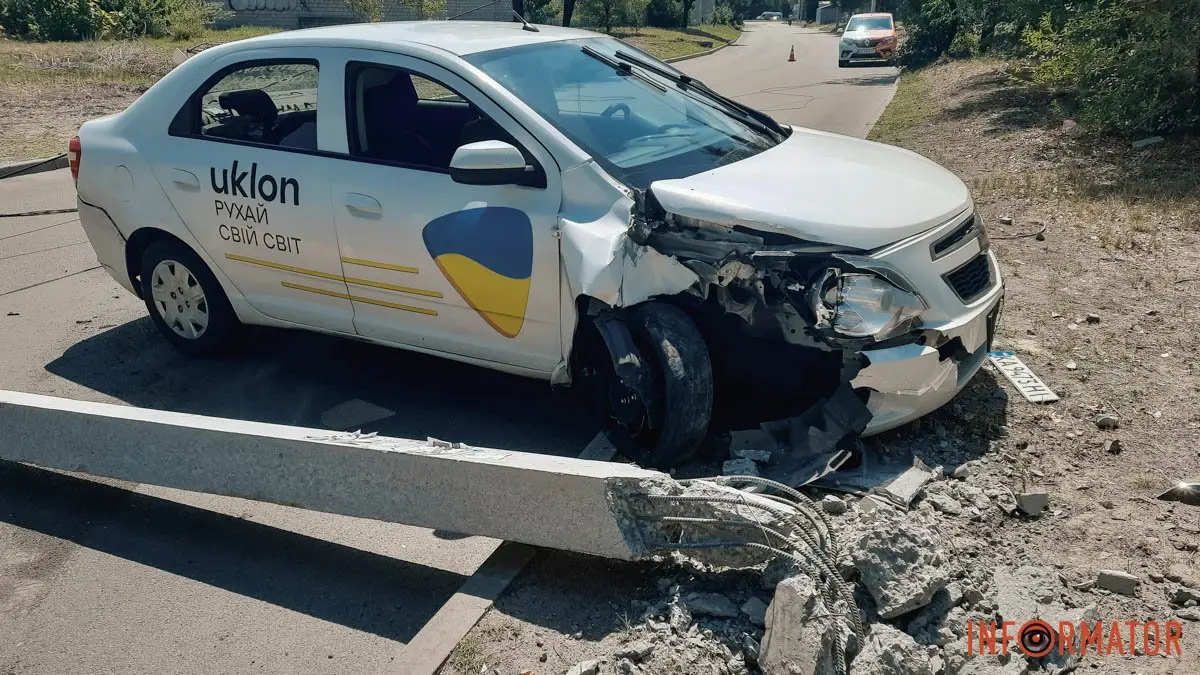 У Дніпрі на Зиновія Матли Chevrolet служби таксі Uklon зніс стовп: рух перекрито