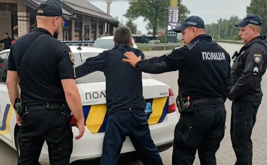 Під Києвом чоловік прийшов влаштовуватися на роботу і взяв авансом Mercedes