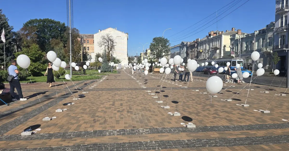 Сліди на асфальті та білі повітряні кульки: у Вінниці розмістили інсталяцію до Дня пам’яті захисників і захисниць. ФОТО