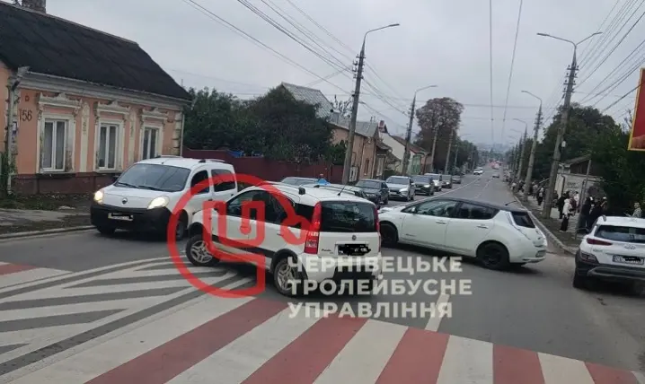 На Руській сталася ДТП: тролейбуси №2 не їздять, є ускладнення в русі
