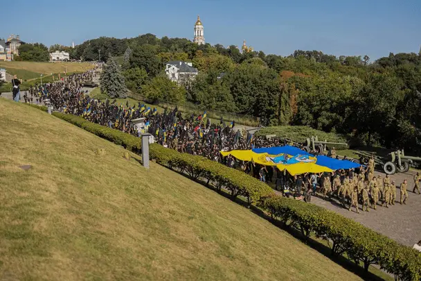 «Тінь» на вулицях міст: молодь вшановує розвідників та запрошує до спільноти