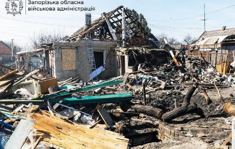 Під завалами люди: росіяни вранці вдарили КАБами по Запорізькій області