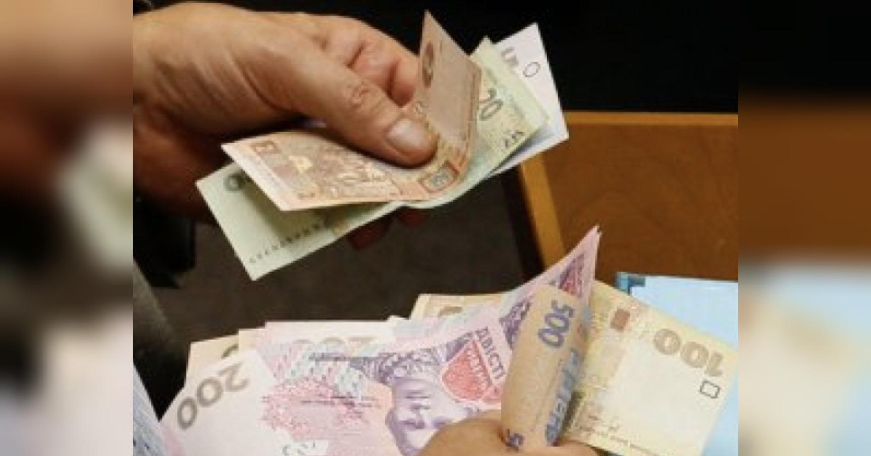 Деяким пенсіонерам виплатять допомогу у сумі від 2,5 до 4 тисяч гривень: хто зможе отримати