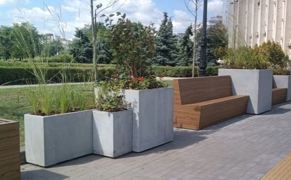 У Деснянському районі облаштували нову зелену зону з вуличними меблями