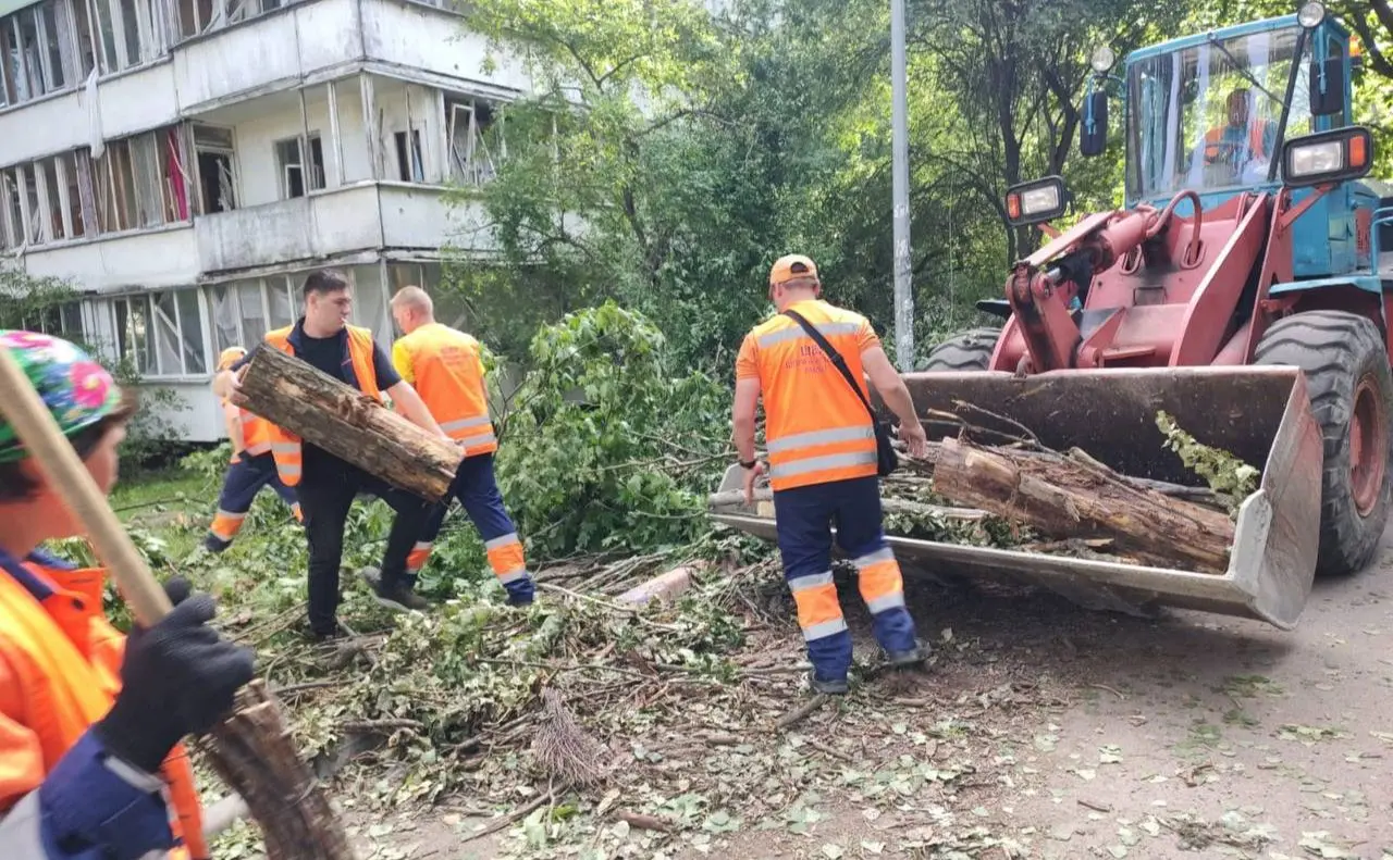 У Києві після ворожого обстрілу ремонтують контактну мережу та зупинки трамваїв