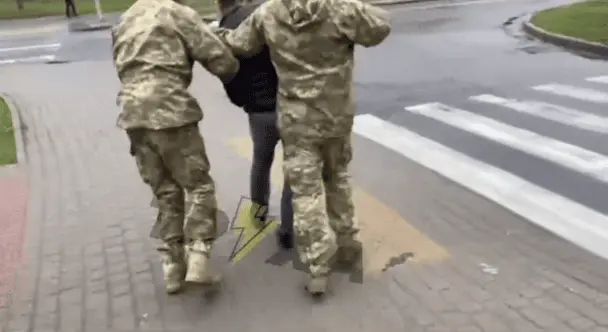 Неподалік Рівного цивільні автівки притисли автомобіль ТЦК, сталася ДТП: люди вимагали віддати їм мобілізованого