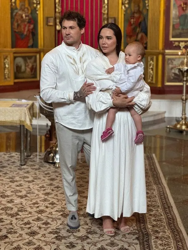 Женя Кот з дружиною похрестив однорічну доньку та замилував фото з таїнства