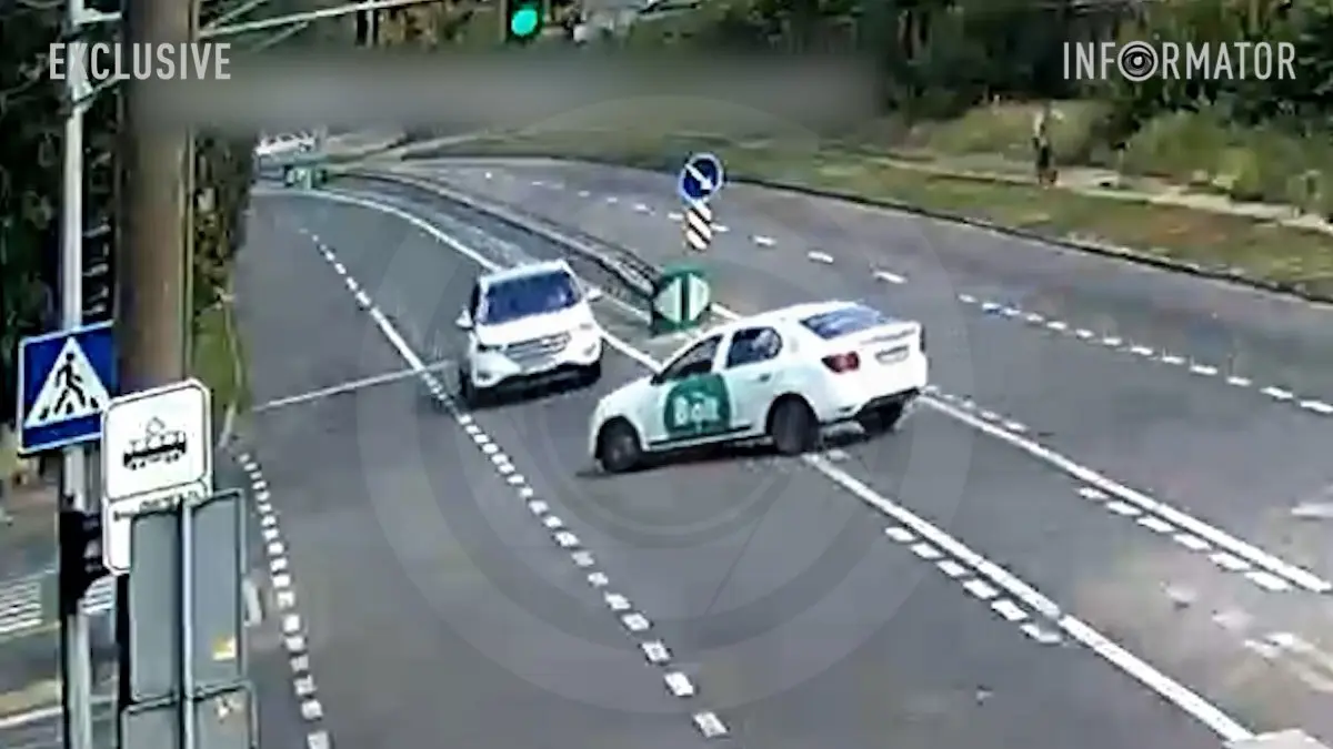 Відео моменту: у Дніпрі на Криворізькій Renault служби таксі Bolt зіштовхнувся з автівкою