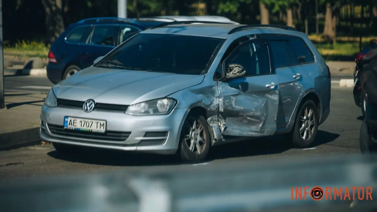 У Дніпрі на Запорізькому шосе поблизу ТРЦ “Дафі” зіштовхнулися Opel та Volkswagen: рухом керують поліцейські