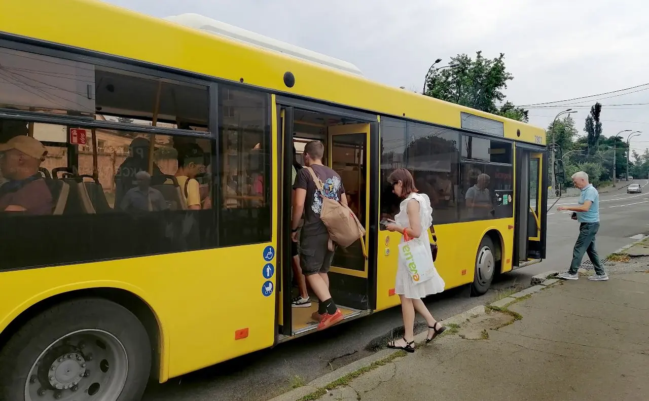Завтра у Києві два автобусних маршрути курсуватимуть за зміненою схемою