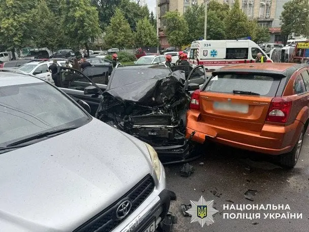 У Києві сталась ДТП за участю трьох авто та пассажирского мікроавтобуса: є постраждалі (фото)