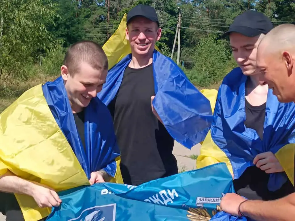 Звільнені полонені: повернення додому та втрати ворога