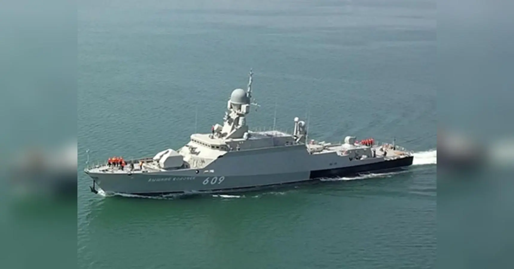 Російський ракетний корабель, тікаючи від українських дронів, протаранив танкер (фото)
