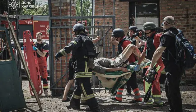 Харків: кількість постраждалих від бомбардування зросла, під завалами шукають людей