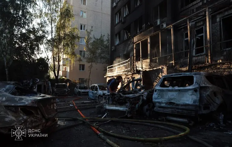 У Києві після обстрілу перекрили деякі вулиці та змінили маршрути транспорту: список