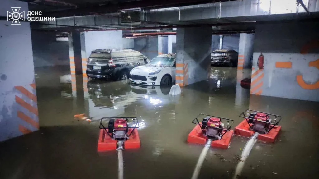 Одеса після потопу: рятувальники відкачують воду з укриттів і паркінгів, працюють цілодобові екстрені служби