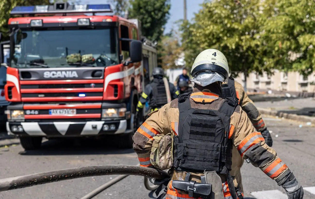 У Сумській області росіяни вдарили дроном по автомобілю ДСНС (фото, відео)
