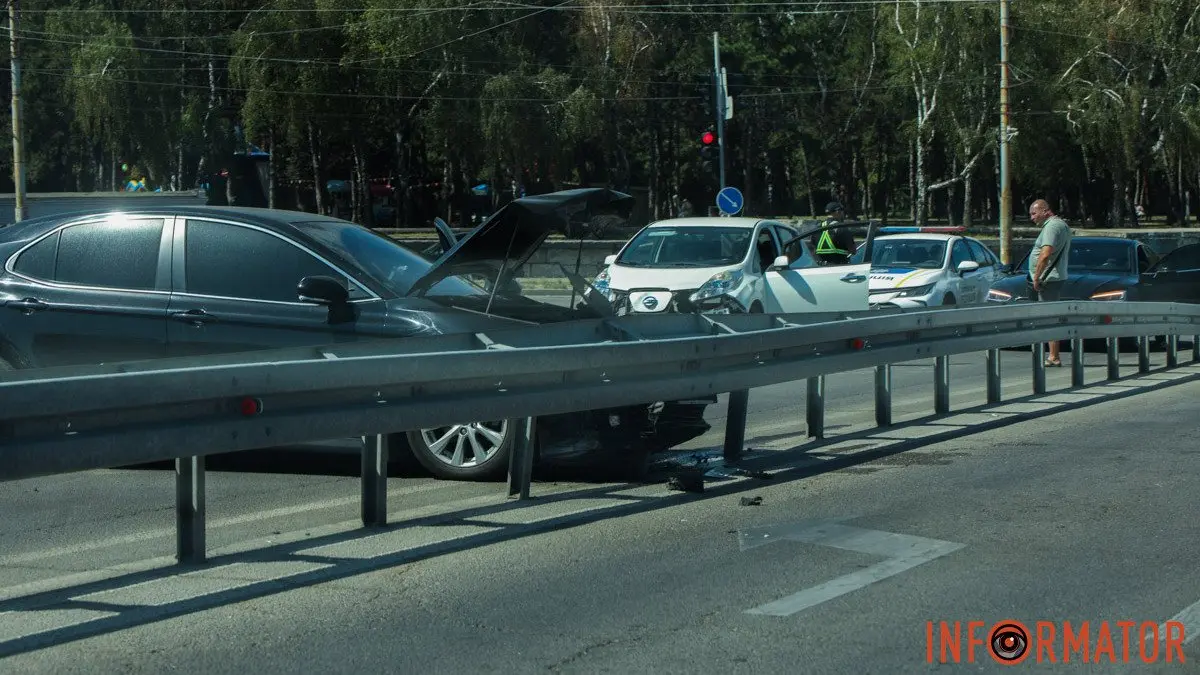 У Дніпрі на Запорізькому шосе Toyota зіткнулась з Nissan та влетіла в відбійник: зайняті дві смуги
