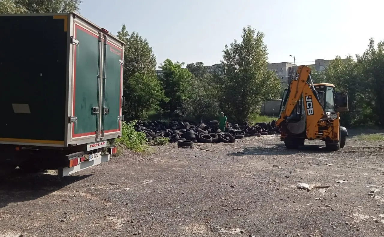 На столичному лівобережжі з саморобних клумб повиривали всі автомобільні покришки