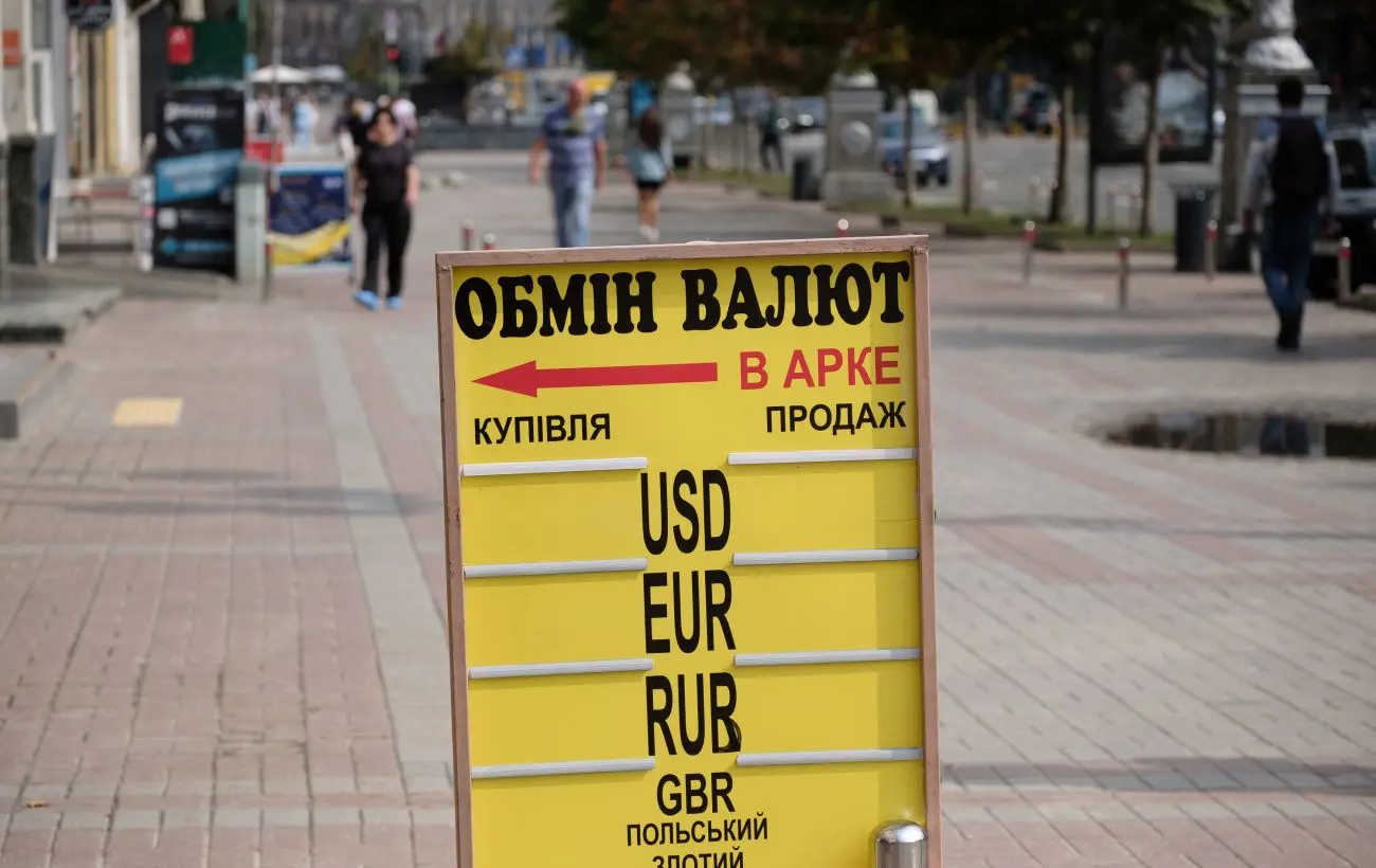 Долар різко подешевшав і впав до мінімуму з середини червня