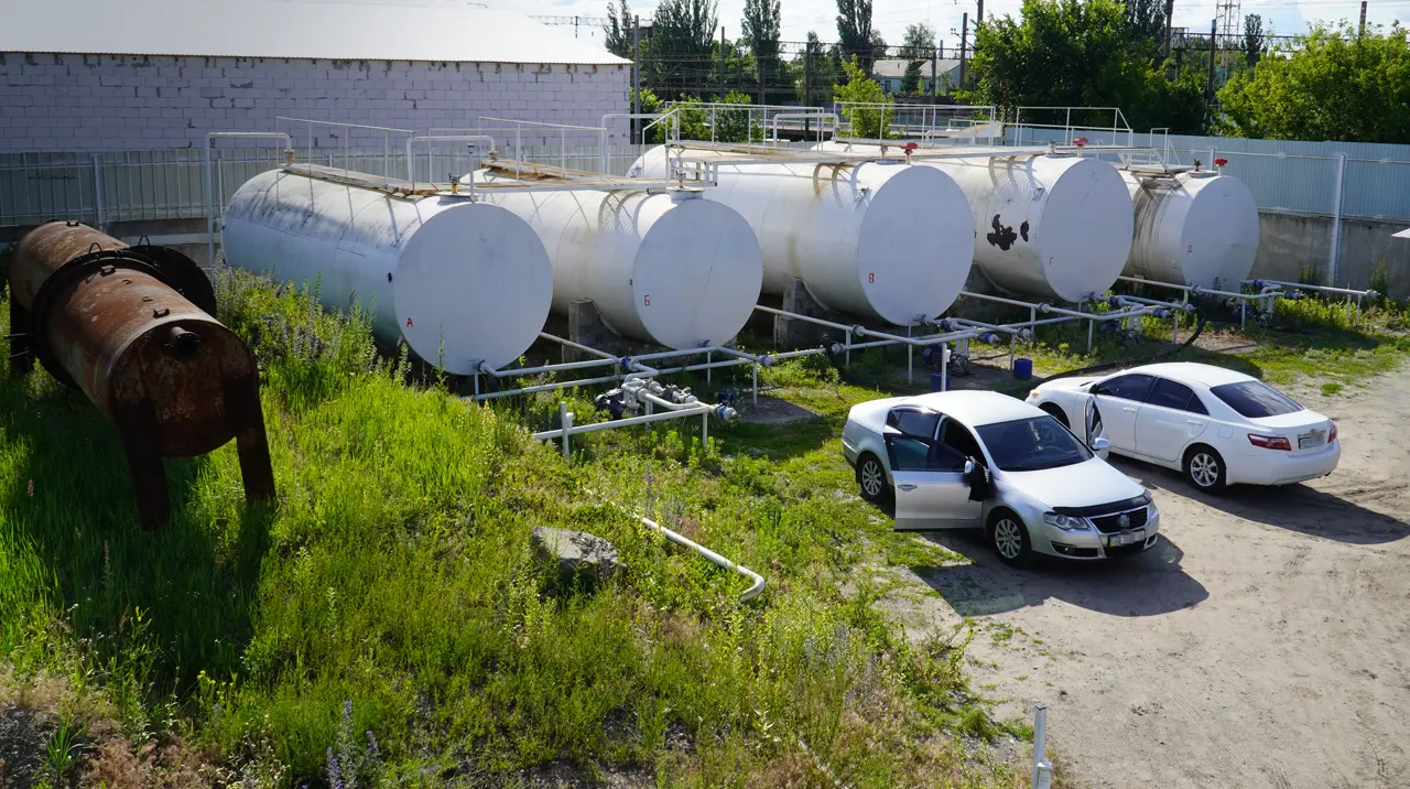 БЕБ знайшло нелегальну нафтобазу та мережу АЗС на Київщині