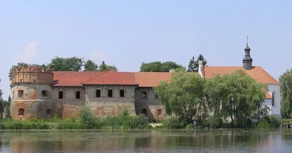 Замок, вежа-катівня і пʼятиярусний млин: найвідоміші памʼятки міста-героя Старокостянтинова