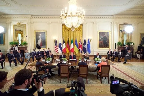 Символічні речі: Зеленський і Трамп обмінялися подарунками у Білому домі