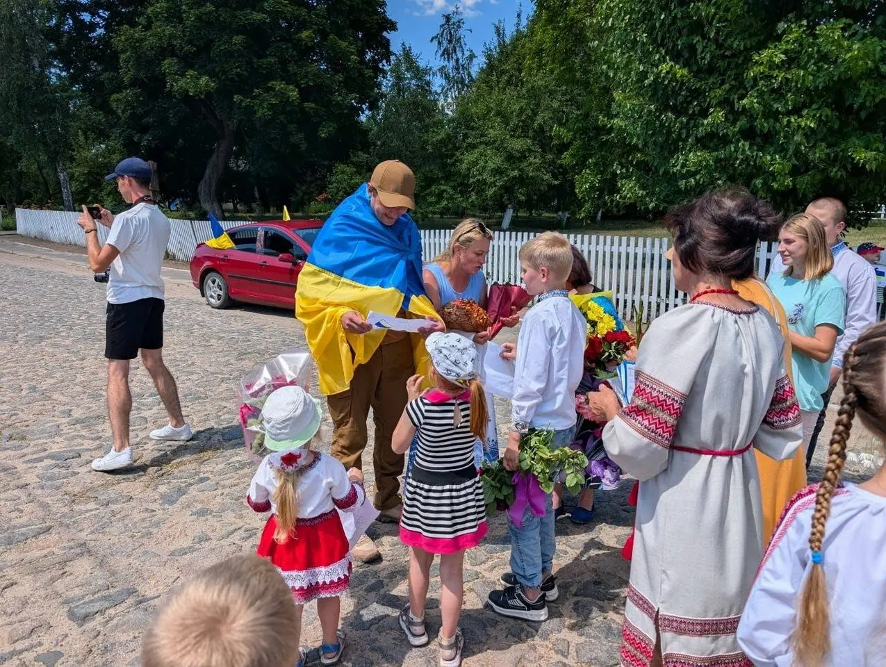 На Вінниччині громада та односельчани зустріли вдома звільненого з полону земляка