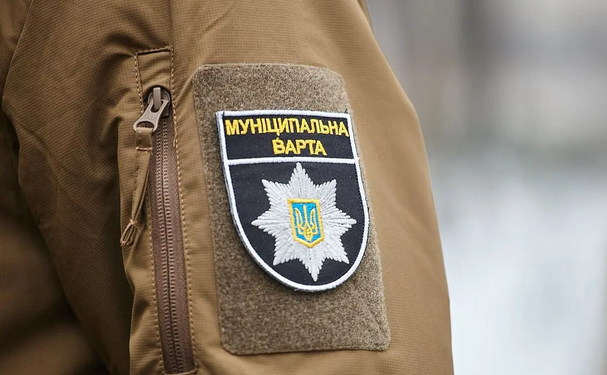 Муніципальна охорона врятувала підлітка, який ледь не зірвався з київського мосту. ВІДЕО