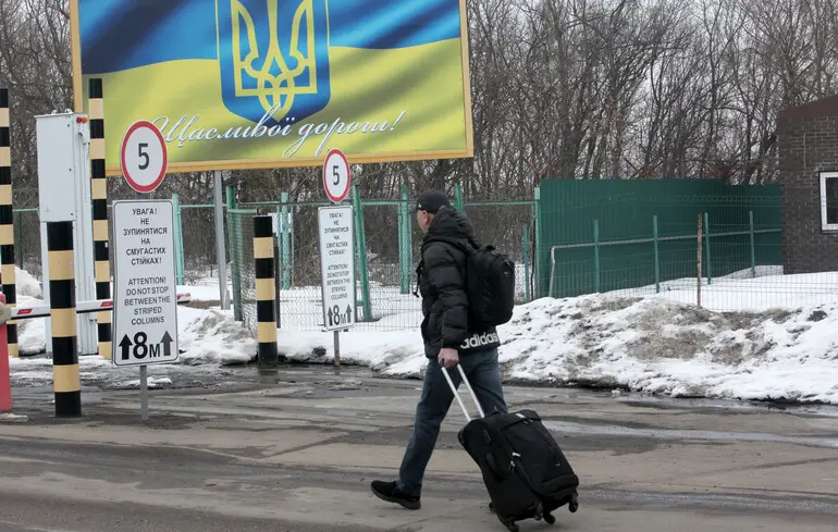 Росіяни змушують українців в окупації брати російське громадянство та завозять туди мігрантів — експерт