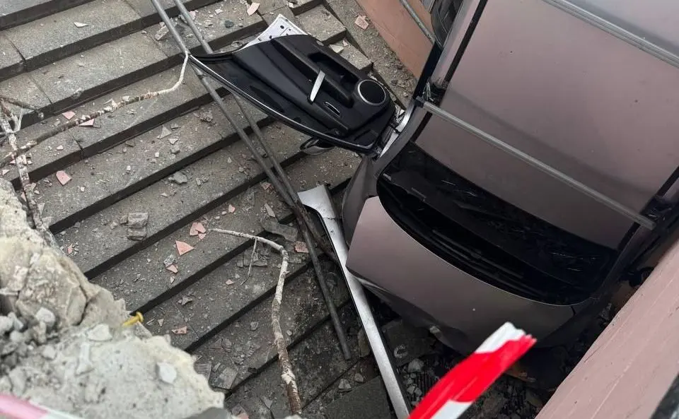 У Києві автомобіль на швидкості «пірнув» у підземний перехід: як це було. ВІДЕО
