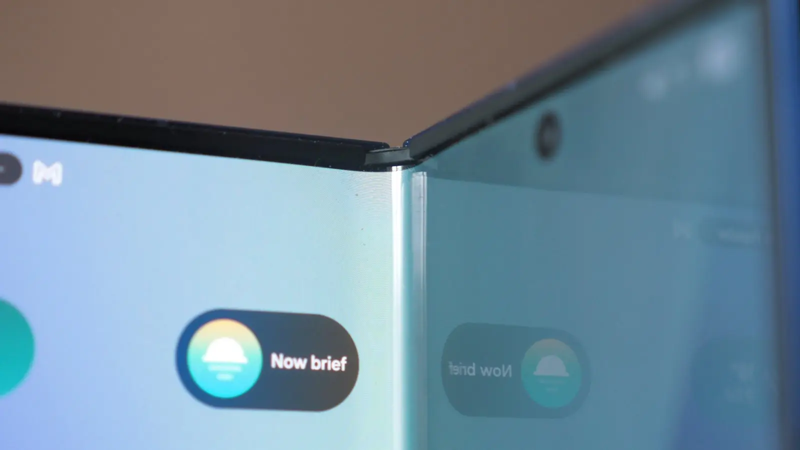 Samsung анонсувала новий складаний смартфон