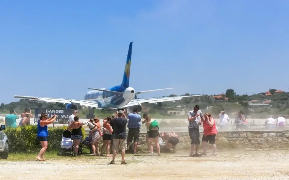 У Греції німецька туристка постраждала від потоку повітря з двигуна літака на злітній смузі