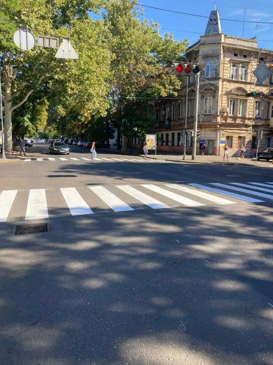 В Одесі оновлюють розмітку біля навчальних закладів
