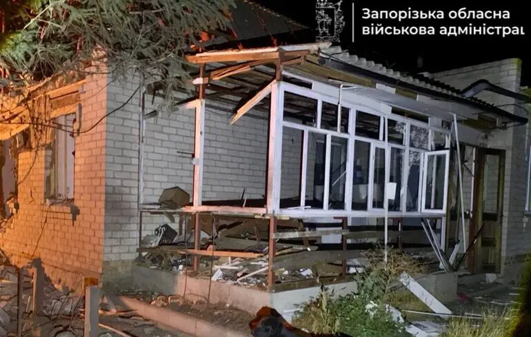 Внаслідок російського обстрілу у Запорізькому районі спаланули пожежі і зникло світло