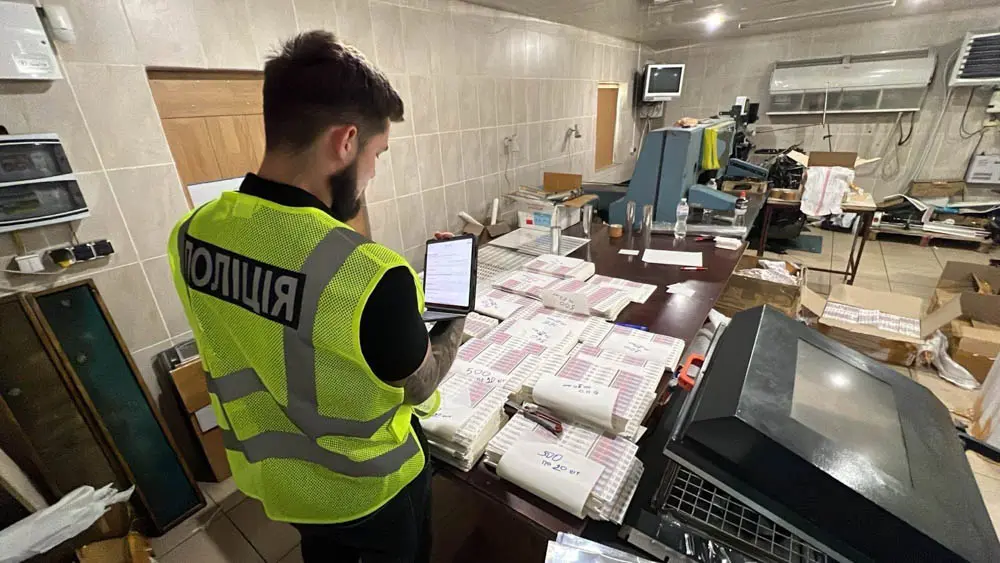 Підроблені акцизні марки виготовляли на території двох домоволодінь у Коротичі – Болвінов