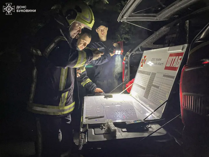 Пожежа на підприємстві у Чернівцях: 53 рятувальників та 11 одиниць