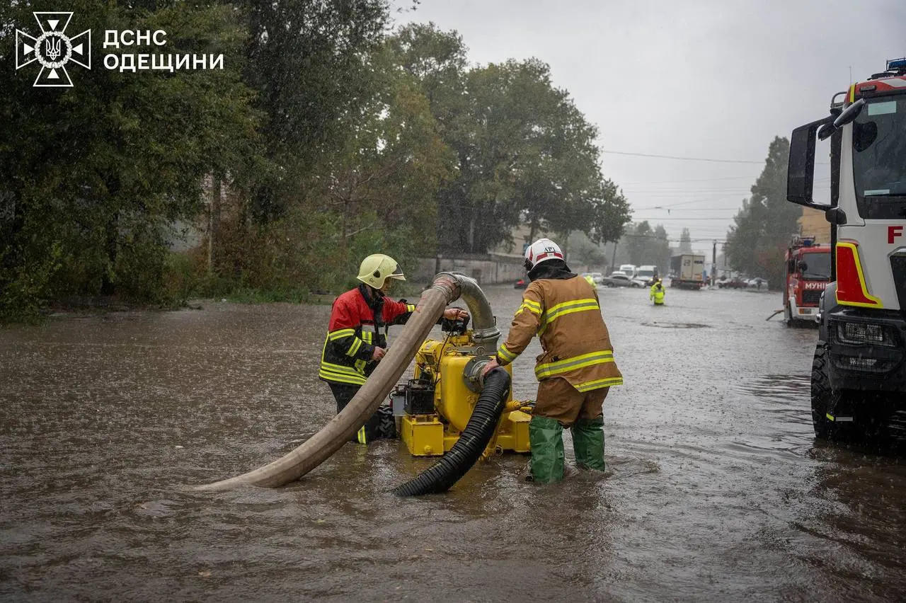 Зеленский поручил провести проверку в Одессе после ливня, который привел к гибели людей