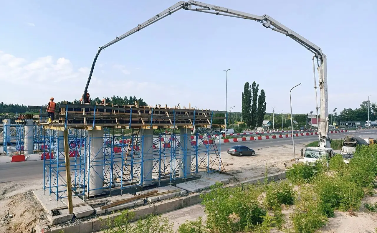 На Київщині ремонтують пошкоджений у 2022 році шляхопровід