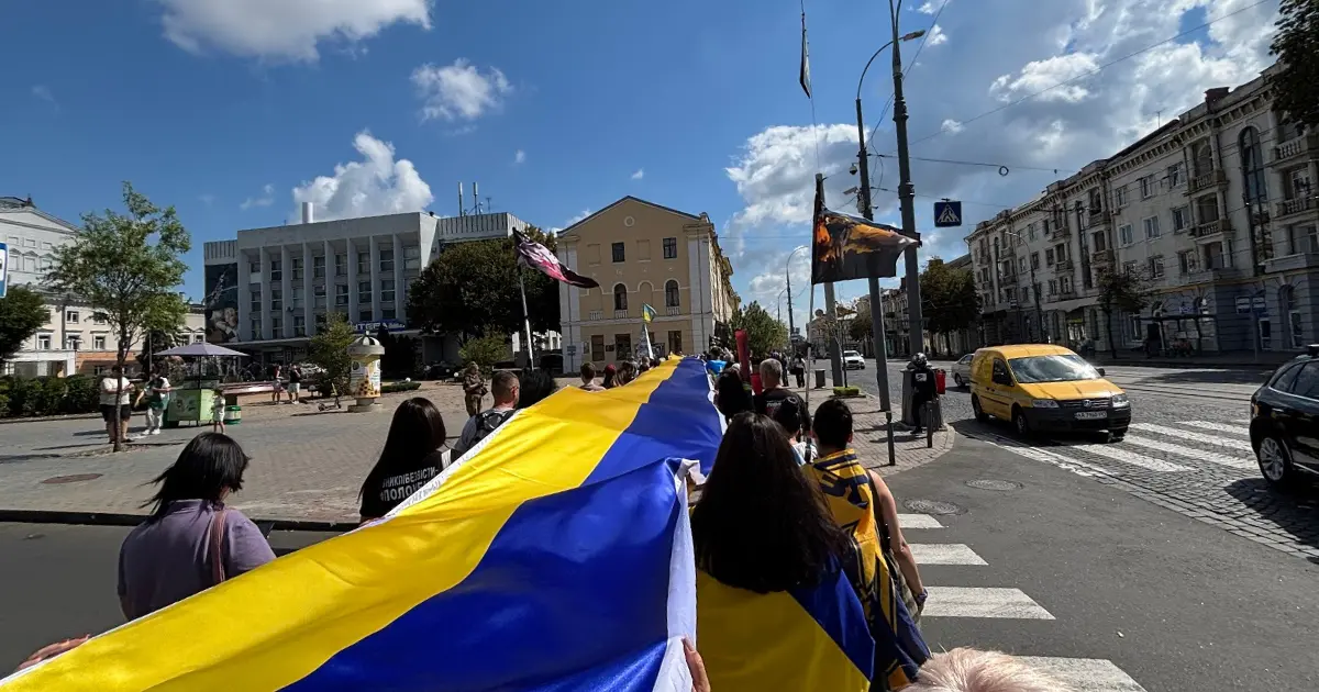 У Вінниці відбулася хода зі 100-метровим прапором України. ФОТО