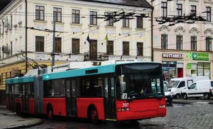 На перехресті Університетської та Хмельницького ДТП: тролейбуси №2 та 4 не курсують
