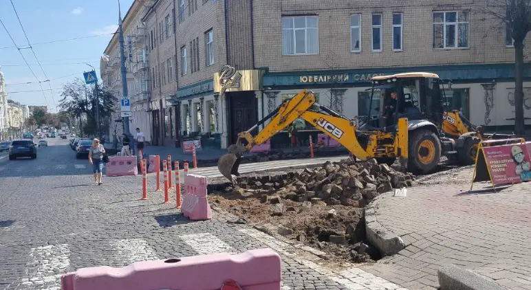 У Вінниці виконують пониження перед пішохідними переходами на перехресті Соборної та Артинова